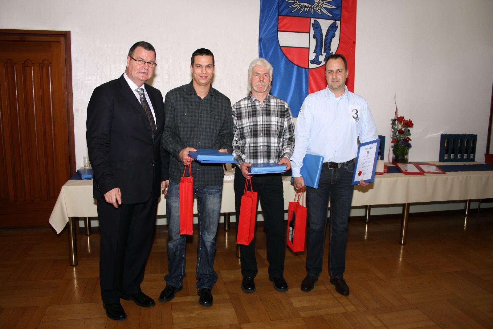 Die Europameister 2012 vom Kleintierzuchtverein C391 Kenzingen e.V. Eric Thoma, Dieter Thoma und Michael Hämmerle Die Europameister 2012 vom Kleintierzuchtverein C391 Kenzingen e.V. Eric Thoma, Dieter Thoma und Michael Hämmerle
