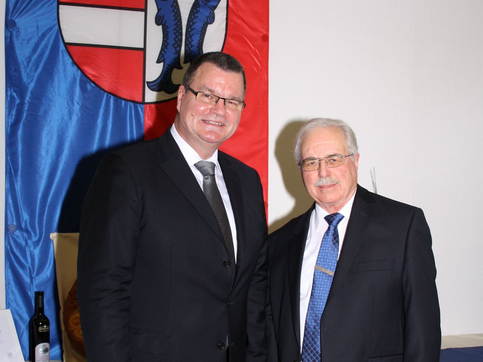 Mit der Ehrenplakette für besondere Verdienste um den Schulstandort und die Stadt Kenzingen ausgezeichnet wurde Schulleiter a.D. Günter Krug Mit der Ehrenplakette für besondere Verdienste um den Schulstandort und die Stadt Kenzingen ausgezeichnet wurde Schulleiter a.D. Günter Krug