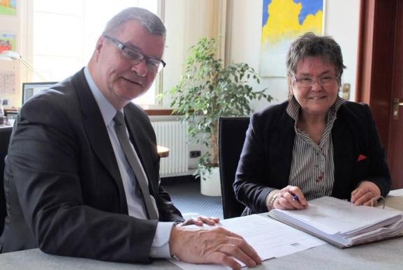 Bürgermeister Matthias Guderjan und Marianne Tießler, Vorsitzende des Stiftungsvorstands