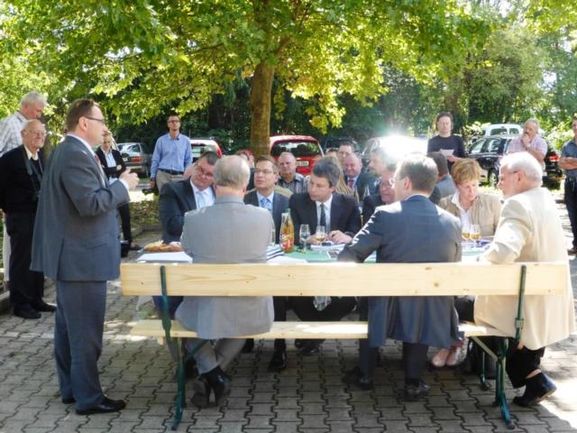 V.l.n.r.: Ulrich Lange MdB referiert vor Bürgermeister Matthias Guderjan, Peter Weiß MdB, Landrat Hanno Hurth, Steffen Bilger MdB, Marcel Schwehr MdL, Dr. Nikolas Stoermer (LRA Ortenaukreis), Nicole Razavi MdL und Bürgermeister Ernst Schilling