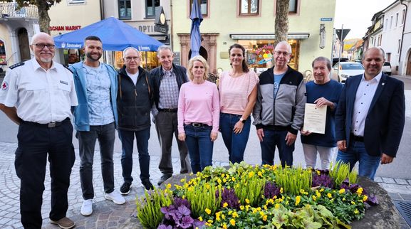 Auf dem Bild sind zu sehen (v.l.n.r.): DRK-Vorsitzender Diethelm Scholle, Benjamin Löhndorf, Werner Schöchlin, Alfred Höhnen, Miriam Eiche, Susanne Ackermann (jeweils 10-mal gespendet), Roland Galau, Walfried Müller und Bürgermeister Dirk Schwier.