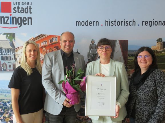 Herzlich Willkommen in Kenzingen! v.l.n.r. Janine Daul, Bürgermeister Dirk Schwier, Miriam Linder, Karin Fischer