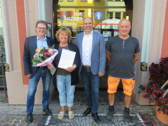 v.l.n.r. Markus Bührer (Fachbereichsleitung 1 Finanzen und Organisation), Annette Shkodra, Bürgermeister Dirk Schwier, Franz-Josef Frank (Personalratsvorsitzender)