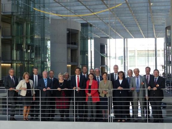 Gruppenbild im Paul-Löbe-Haus: Die Obleute des Verkehrs- und des Haushaltsausschusses sowie die örtlichen Abgeordneten zusammen mit den kommunalen Vertretern