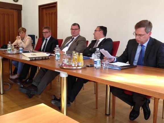 v.l.n.r.: Nicole Razavi MdL, Guido Wolf MdL, Bürgermeister Matthias Guderjan, Marcel Schwehr MdL und Landrat Hanno Hurth