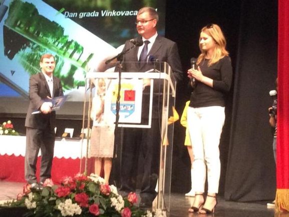 Bürgermeister Matthias Guderjan am Tag der Stadt Vinkovci im Stadttheater mit OB Dr. Mladen Karlic und Mirna Sabaric