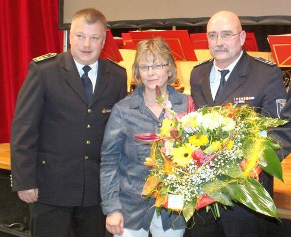 Von links: Landesbranddirektor Karsten Homrighausen, Veronika Weiß und Kreisbrandmeister-Stellvertreter Karl Weiß (Foto: Regiotrends)