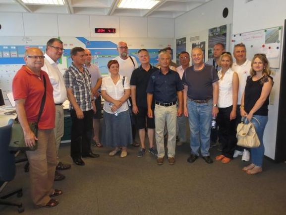 Die Gäste aus unserer Partnerstadt zusammen mit Gemeinderäten und Bürgermeister Matthias Guderjan in der Steuerzentrale des Kulturwehrs in Kehl.