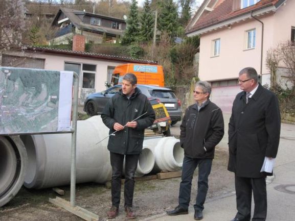 Ingenieur Stefan Krämer, Ortsvorsteher Franz Pfeffer und Bürgermeister Matthias Guderjan informieren vor Ort