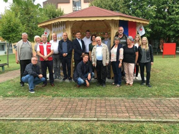 Übergabe des mit Kenzinger Spenden finanzierten Pavillons für das städtische Altenheim am 19.09.2016