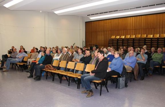Rund 70 Teilnehmer besuchten am Freitagabend die Bürgerversammlung, darunter auch Stadträte und Ortsvorsteher.