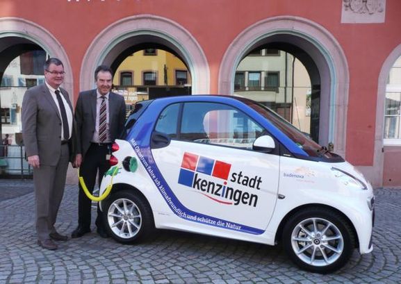 Bürgermeister Matthias Guderjan und Johann-Martin Rogg. Kommunalbetreuung badenova bei der Übergabe
