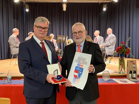Ehrenplakette für Hanns-Heinrich Schneider