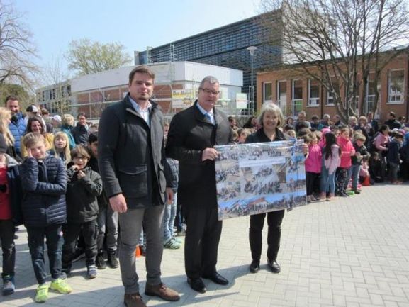 Mit einer Fotocollage bedankten sich die Schülerinnen und Schüler für den neuen Schulhof