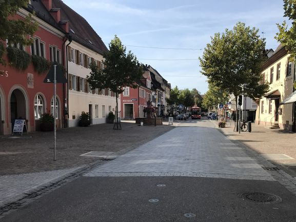 Vollsperrung der Hauptstraße auf Höhe des Rathauses