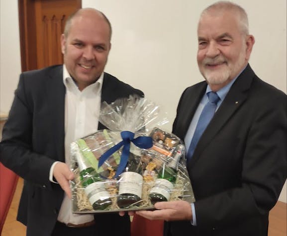 Bürgermeister Dirk Schwier bedankt sich bei Hanns-Heinrich Schneider