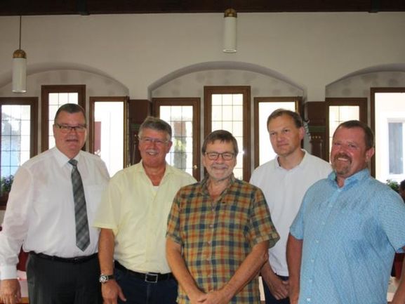 Bürgermeister Guderjan gratuliert Armin Weiland, Rolf Steinle, Bruno Jägle und Georg Beck (v.l.n.r.)