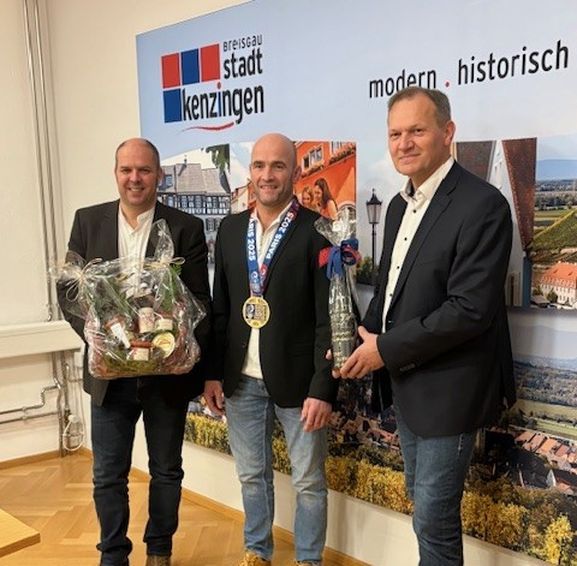 Foto (v. links): Bürgermeister Dirk Schwier, Gerhard Grafmüller,  Ortsvorsteher Bruno Jägle