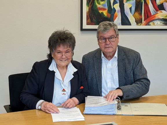 Marianne Tießler und Bürgermeister Matthias Guderjan