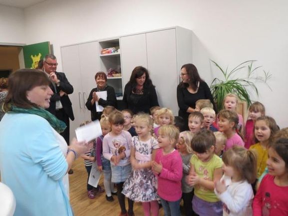 Die KiTa-Kinder bedankten sich mit einem Lied für die neuen Räumlichkeiten