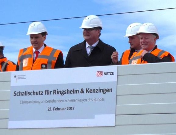 Freude über den Start der Lärmsanierung in Kenzingen und den Abschluss der Arbeiten in Ringsheim. V.l.n.r.: Johannes Fechner MdB, Bürgermeister Matthias Guderjan, Sven Hantl, Konzernbevollmächtigter der DB in Baden-Württemberg und Peter Weiß MdB