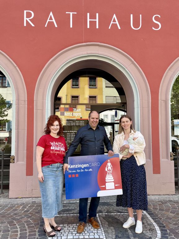 Bürgermeister Dirk Schwier dankt Hebamme Anja Langenbacher