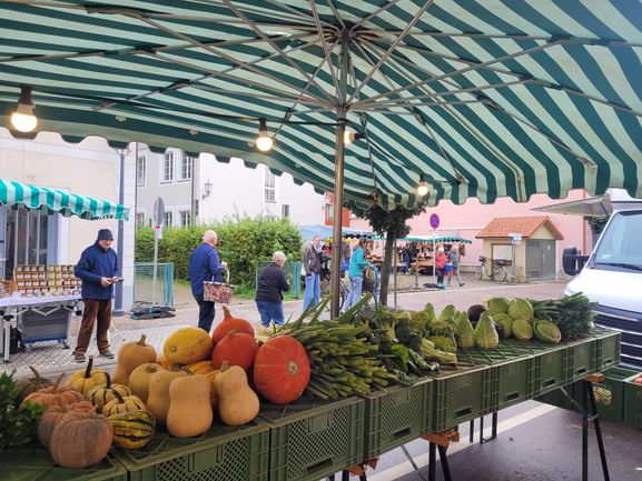 Wochenmarkt mit vielfältigem Angebot
