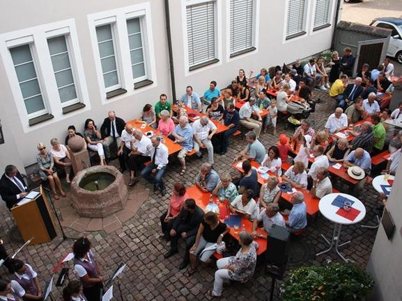 Kein Platz frei blieb im Rathausinnenhof anlässlich des Neubürgerempfangs 2015