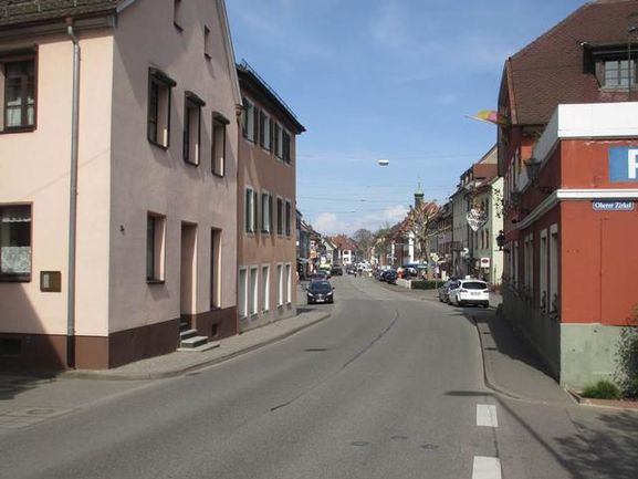 Soll einladender und fußgängerfreundlicher werden: Die Hauptstraße zwischen der Elzbrücke und der Bombacher Straße