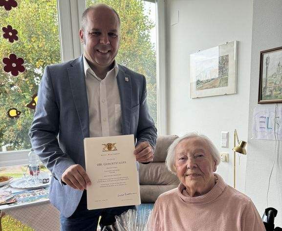 Dirk Schwier gratuliert Frau Elisabeth Kühn
