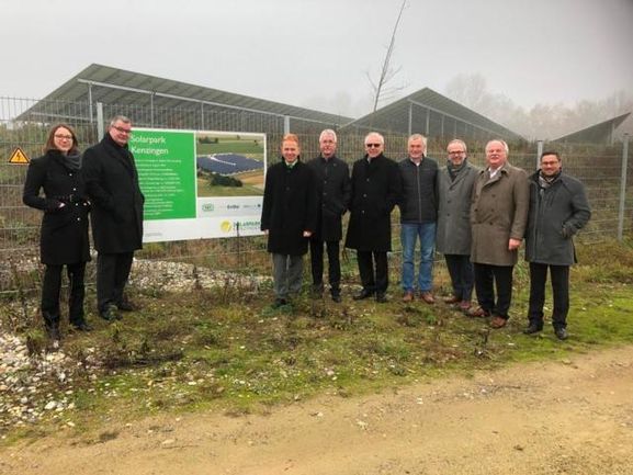Freuen sich gemeinsam über gute Sonnenerträge des Solarparks Kenzingen