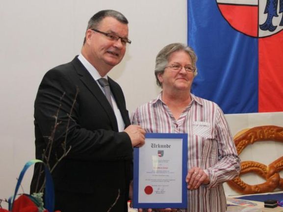 Bürgermeister Matthias gratuliert Rose-Maria Zeiser