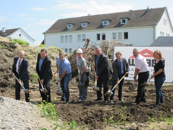 v.l.: Frank Wittner, Sparkasse Freiburg, Architekt Achim Schlager,  Kreiskämmerer Christian Bader, Wolfgang Weber,  Bürgermeister Matthias Guderjan,  die Geschäftsführer Bau GmbH Markus Bührer und Wolfgang Nopper und Frau Hanna Orthmann, DRK Kreisverband