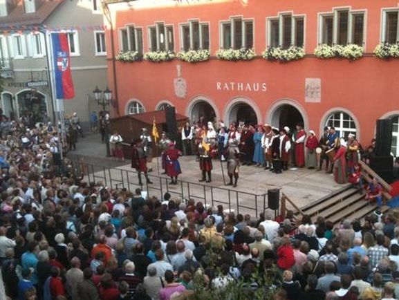 Bürgerpiel vor dem Rathaus