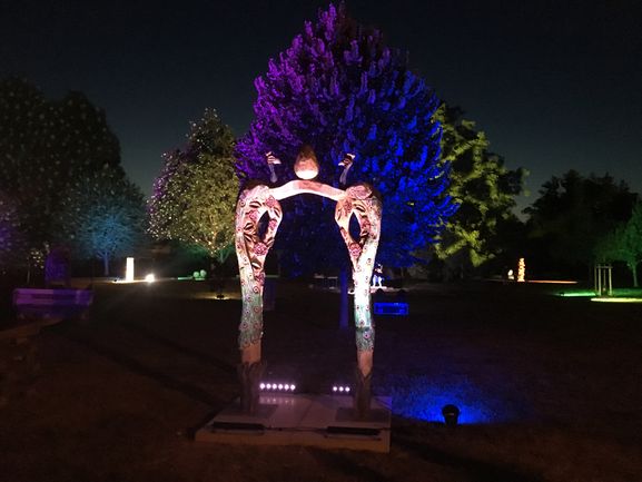 Illumination der Kunstwerke und des gesamten Bürgerparks. Hier abgebildet von Oliver Nau: Das Tor der Jugend