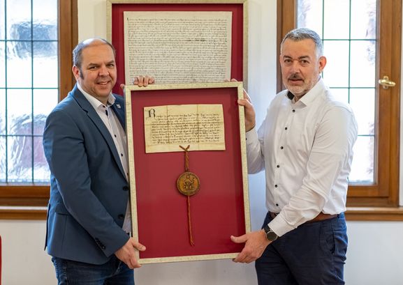 Bürgermeister Dirk Schwier und Künstler Hans-Jürgen von Akkeren