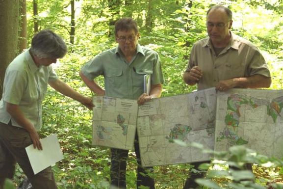Naturschutzbeauftragte Susanne Michiels, Forstamtsleiter Jürgen Schmidt, Forstrevierleiter Johannes Kaesler