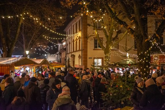 Weihnachtliche Stimmung rund um die Kirche