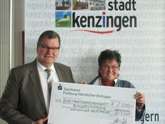 Freude über die Aufstockung des Stiftungskapitals der Bürgerstiftung Kenzinger Hilfsfonds: Die Vorsitzende des Stiftungsvorstandes Marianne Tießler nimmt von Bürgermeister Matthias Guderjan den Scheck für die Zustiftung entgegen