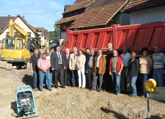 Bürgermeister Matthias Guderjan, Ortsvorsteher Karl Anton Beha, Vertreter des Gemeinde- und Ortschaftsrates, Planer und Bauleiter