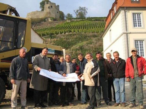 Bürgermeister Matthias Guderjan, Ortsvorsteher Karl Eschbach, Planer, Vertreter der Baufirmen, Gemeinderäte
