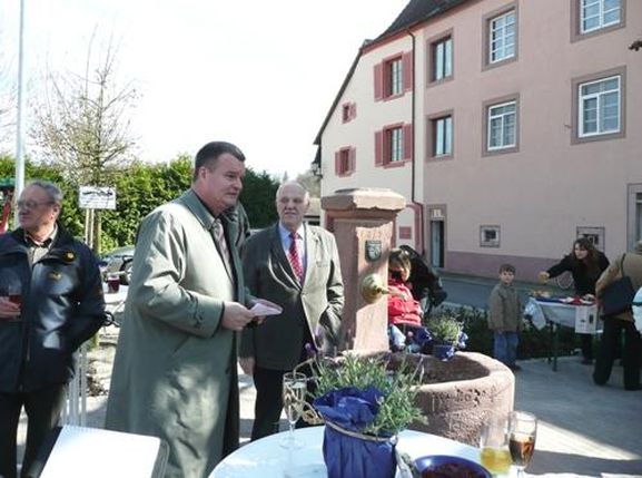 Bürgermeister Matthias Guderjan bei der offiziellen Übergabe 