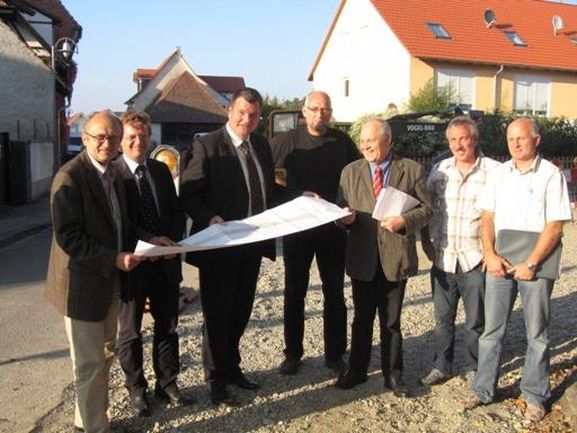 Bürgermeister Matthias Guderjan, Vertreter des Gemeinderates, Planer und Bauleiter