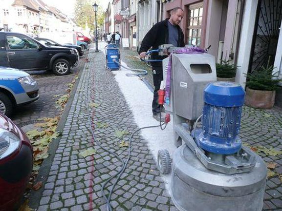 Abschleifen des Natursteinpflasters durch Firma Ingenhoven