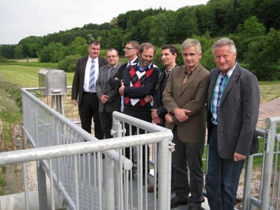 Bürgermeister Matthias Guderjan mit Teilnehmer an der Inbetriebnahme des Hochwasserrückhaltebeckens Hummelberg