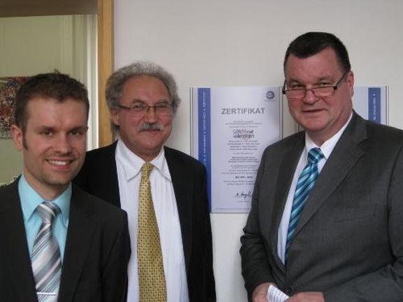 Bürgermeister Matthias Guderjan, Reinhard Kohler von TÜV Süd und Christian Ante 
