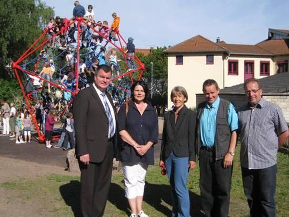 Bügermeister Matthias Guderjan, Vorsitzende des Fördervereins Grundschule Sonja Lutz, Rektorin Grundschule Birgit Beck,Vorsitzender des Elternbeirates Alfred Höhnen und Stellvertreter Ralf Haverkorn