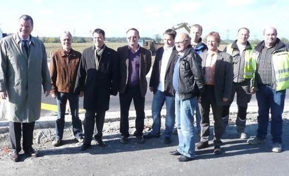 Bürgermeister Matthias Guderjan mit Gästen am neuen Kreisverkehr
