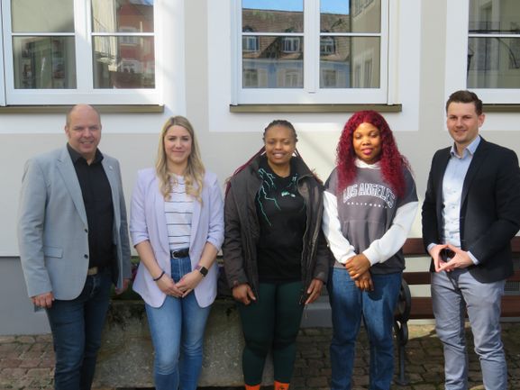 v.l.n.r. Bürgermeister Dirk Schwier, Joline Zähringer, Juliet Albart, Sandy Obiajulu, Matthias Leser