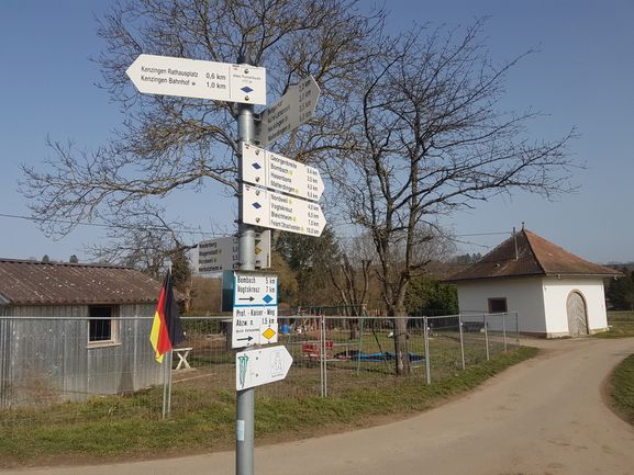 Wegweiser am alten Pumphäuschen